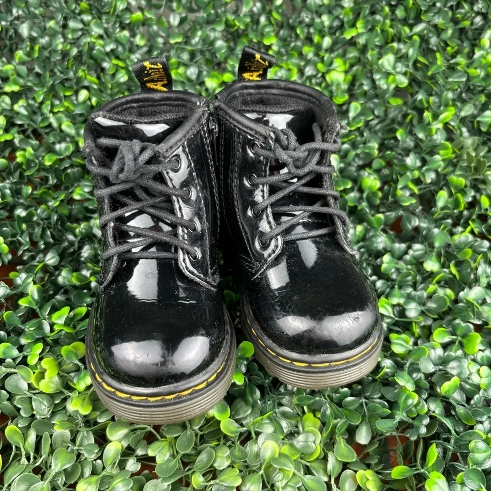 DR.MARTENS 1460BLACK PATENT LAMPER BOOTS  Size 6 Kids